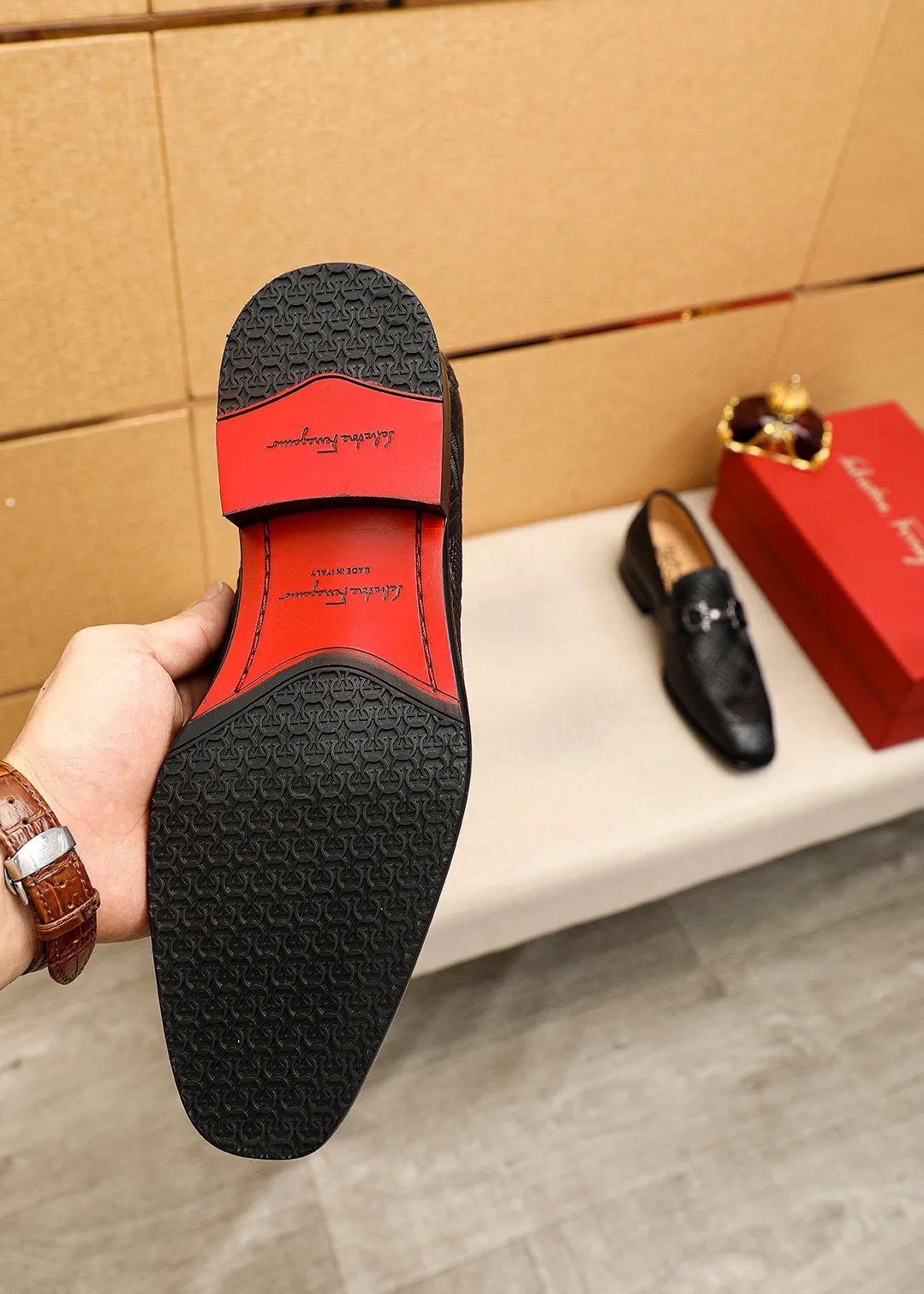 Men's shoes💰480💰 Product trademark: Ferragamo "Ferragamo" casual leather shoes Regular size: 38-44 (custom-made for 45🉑️) Product materials: Selected imported first-layer calfskin embossed upper + original hardware buckle, imported water-dyed cowhide leather lining. Strong three-dimensional visual effect, combined outsole Color: 1⃣️color optional